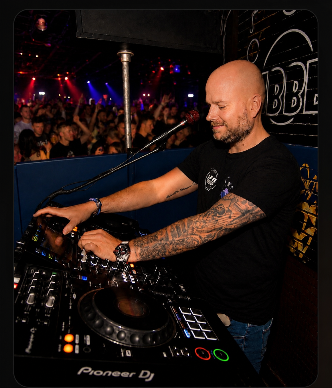 DJ DIDI achter de draaitafel